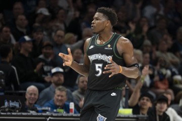 2026世界杯-乘胜追击！爱德华兹连续硬解中投命中 率队扩大领先