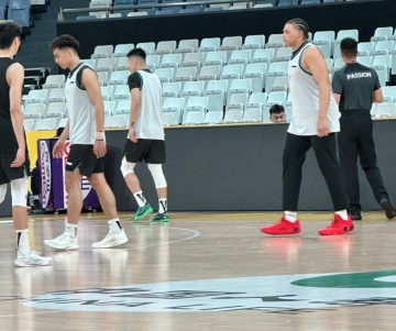 足球新闻-上海热身险胜广厦！李添荣复出三分6中6，白边统治篮下！